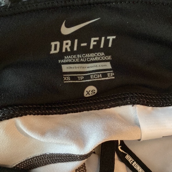 Nike Capri Leggings - Picture 2 of 2